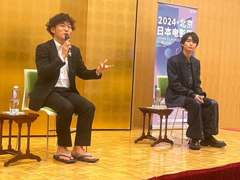 松居大悟（左）と青木柚（右）。