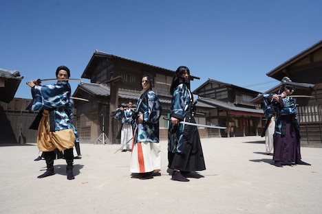 剣舞を披露するキャスト一同。