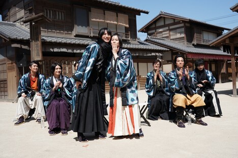 前田拳太郎（中央左）と奥智哉（中央右）。