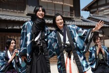 前田拳太郎（中央左）と奥智哉（中央右）。