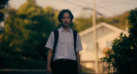 「サユリ」場面写真より、南出凌嘉演じる則雄。