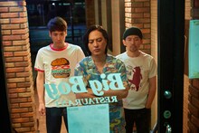 左から佐藤隆太、塚本高史、岡田義徳。(c)石原まこちん/フジテレビ