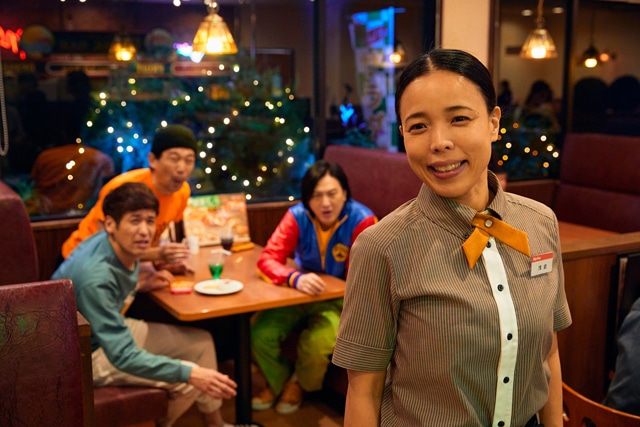左から佐藤隆太、岡田義徳、塚本高史、安藤玉恵。(c)石原まこちん/フジテレビ