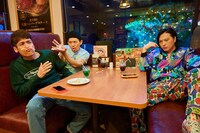 左から佐藤隆太、岡田義徳、塚本高史。(c)石原まこちん/フジテレビ