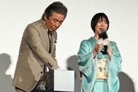 来場者向け抽選会を行う西岡徳馬（左）と穂志もえか（右）。