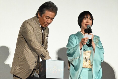 来場者向け抽選会を行う西岡徳馬(左)と穂志もえか(右)。