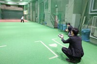 投球練習中の鈴木もぐら（奥）。