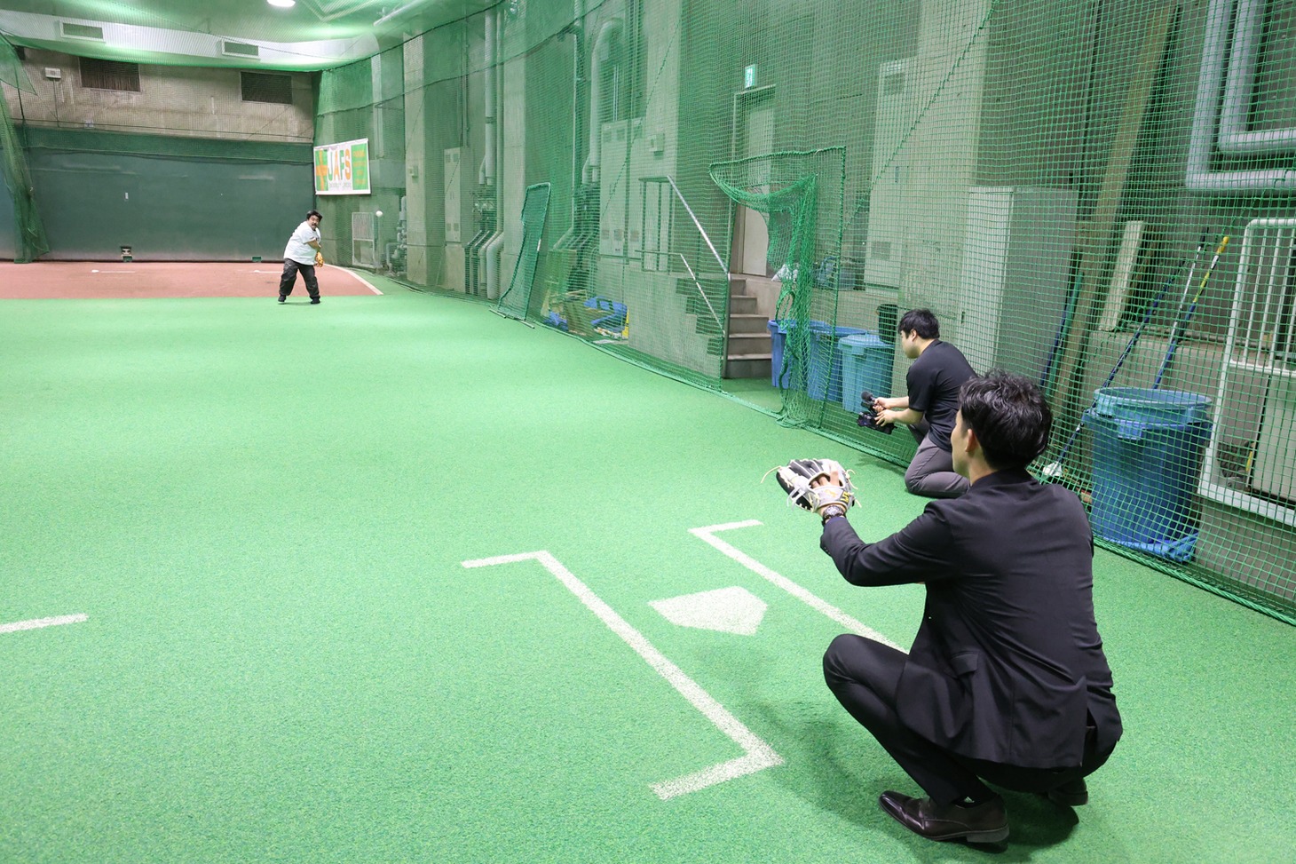 投球練習中の鈴木もぐら（奥）。