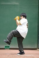 投球練習中の鈴木もぐら。