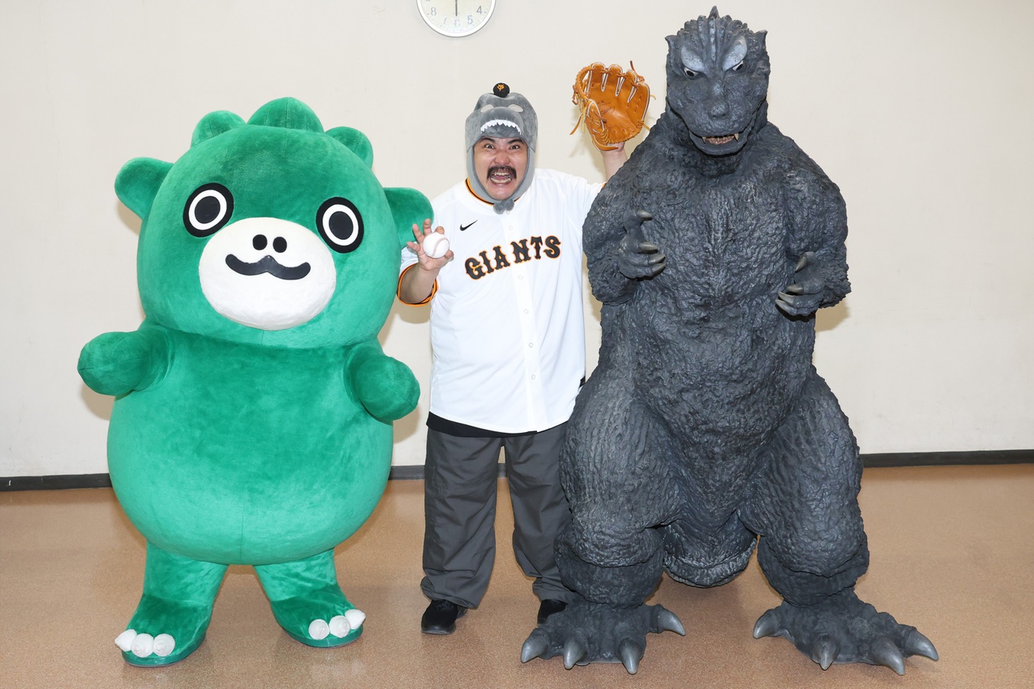 左からちびゴジラ、鈴木もぐら、ゴジラ。