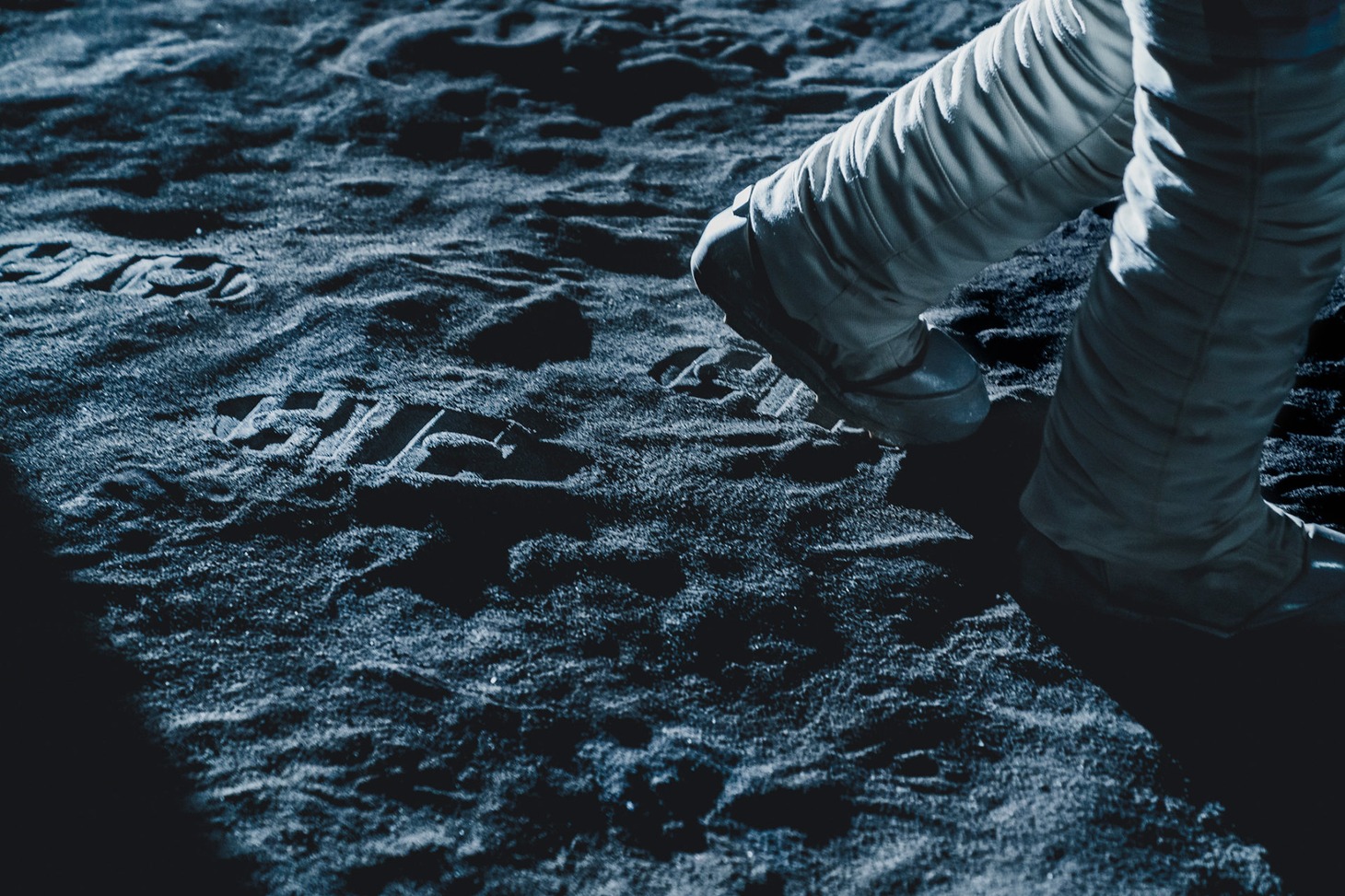 「THE MOON」場面写真