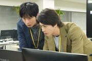 ドラマ「ブルーモーメント」より、田中圭演じる藤村四季(左)、山下智久演じる晴原柑九朗(右)。