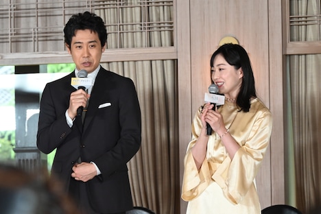 左から大泉洋、菅野美穂。