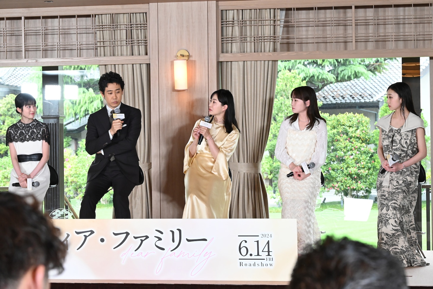 「ディア・ファミリー」“家族決起会見”の様子。