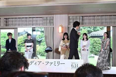 キャストたちに「宣伝もがんばろう!」と呼びかける大泉洋(手前)。