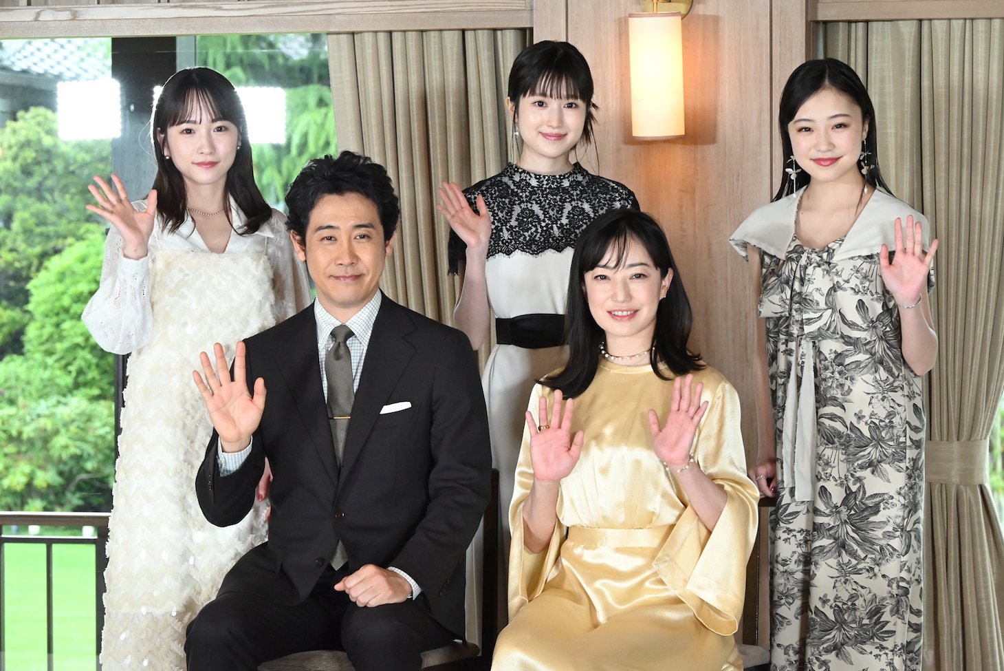 「ディア・ファミリー」“家族決起会見”の様子。上段左から川栄李奈、福本莉子、新井美羽。下段左から大泉洋、菅野美穂。