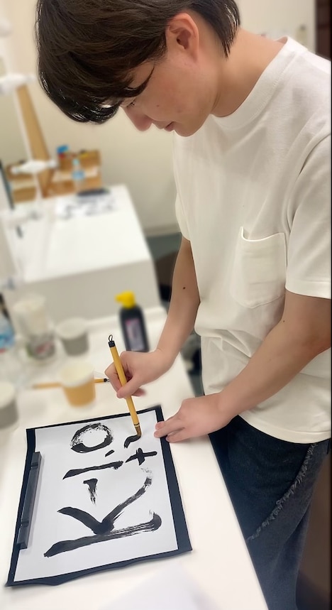 31歳に向けての意気込みを込め「カミキ-1.0+32」のロゴを書き上げる神木隆之介。