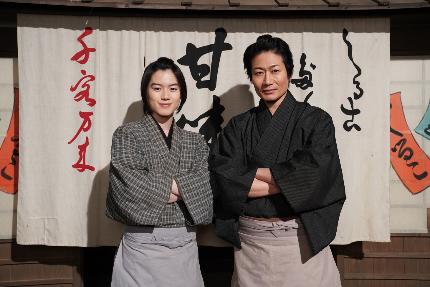 深草丘十郎役の奥智哉（左）と、深草七也役の戸次重幸（右）。