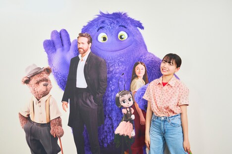 稲垣来泉（右端）と「ブルー きみは大丈夫」に登場するキャラクター。