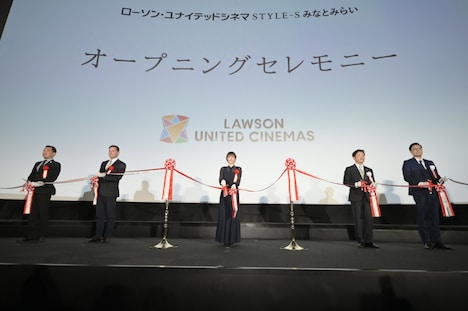 ローソン・ユナイテッドシネマ STYLE-S みなとみらいのオープニング テープカットセレモニーにて、テープカットを行う石原さとみ（中央）。