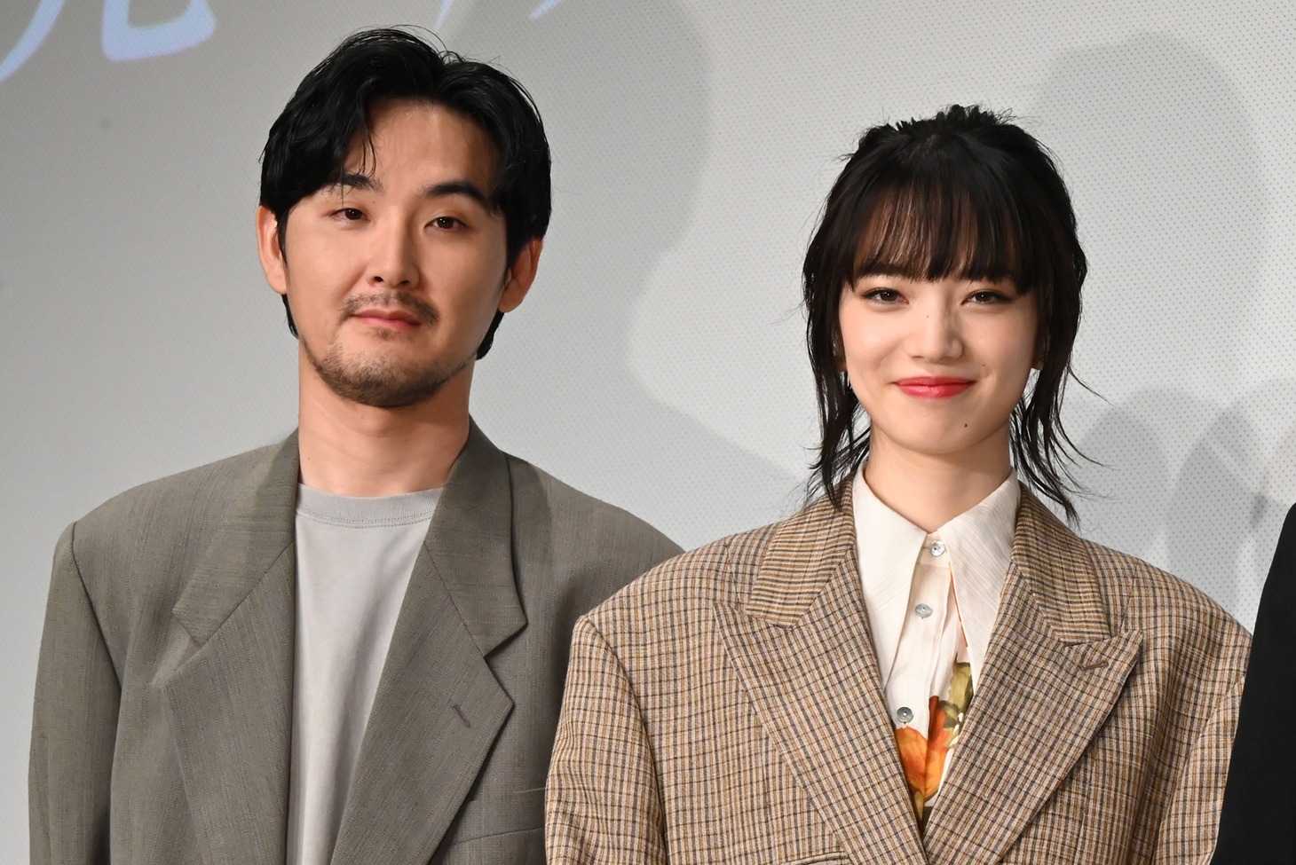 映画「わたくしどもは。」完成披露試写会に出席した松田龍平（左）と小松菜奈（右）。
