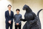東宝本社にて、左から吉川哲矢、宮崎豪。右は「ゴジラVSキングギドラ」のゴジラ。