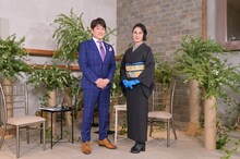 左から林修、吉田羊。