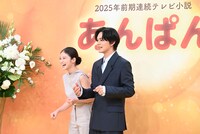 「北村さん、もっと笑顔で！」と報道陣から声をかけられ焦る北村匠海（手前）。