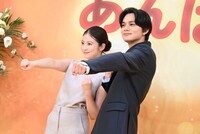 “アンパンチ”ポーズを決める今田美桜（左）と北村匠海（右）。