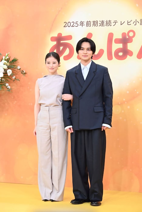 報道陣のリクエストで腕を組む今田美桜（左）と北村匠海（右）。