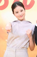 “アンパンチ”ポーズを決める今田美桜。