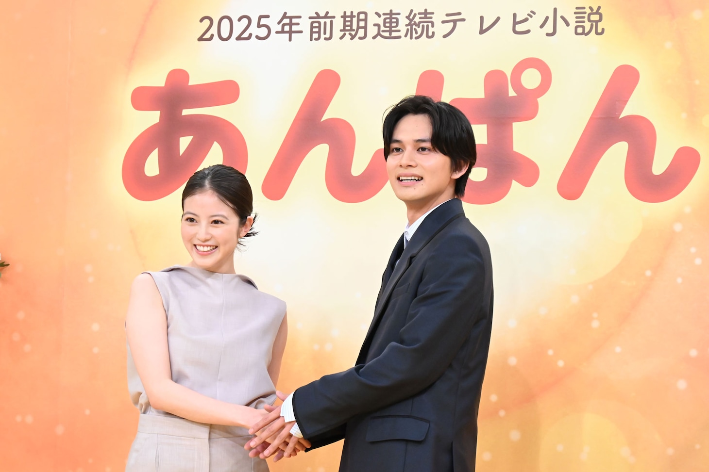 左から今田美桜、北村匠海。