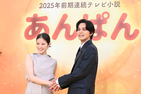 握手を交わす今田美桜と北村匠海（DISH//）。