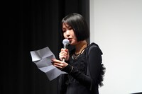 石橋英子が初日舞台挨拶に寄せた手紙を代読する渋谷采郁。