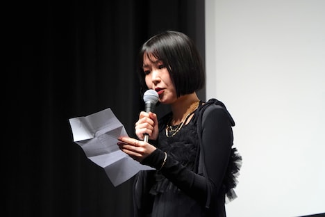 石橋英子が初日舞台挨拶に寄せた手紙を代読する渋谷采郁。