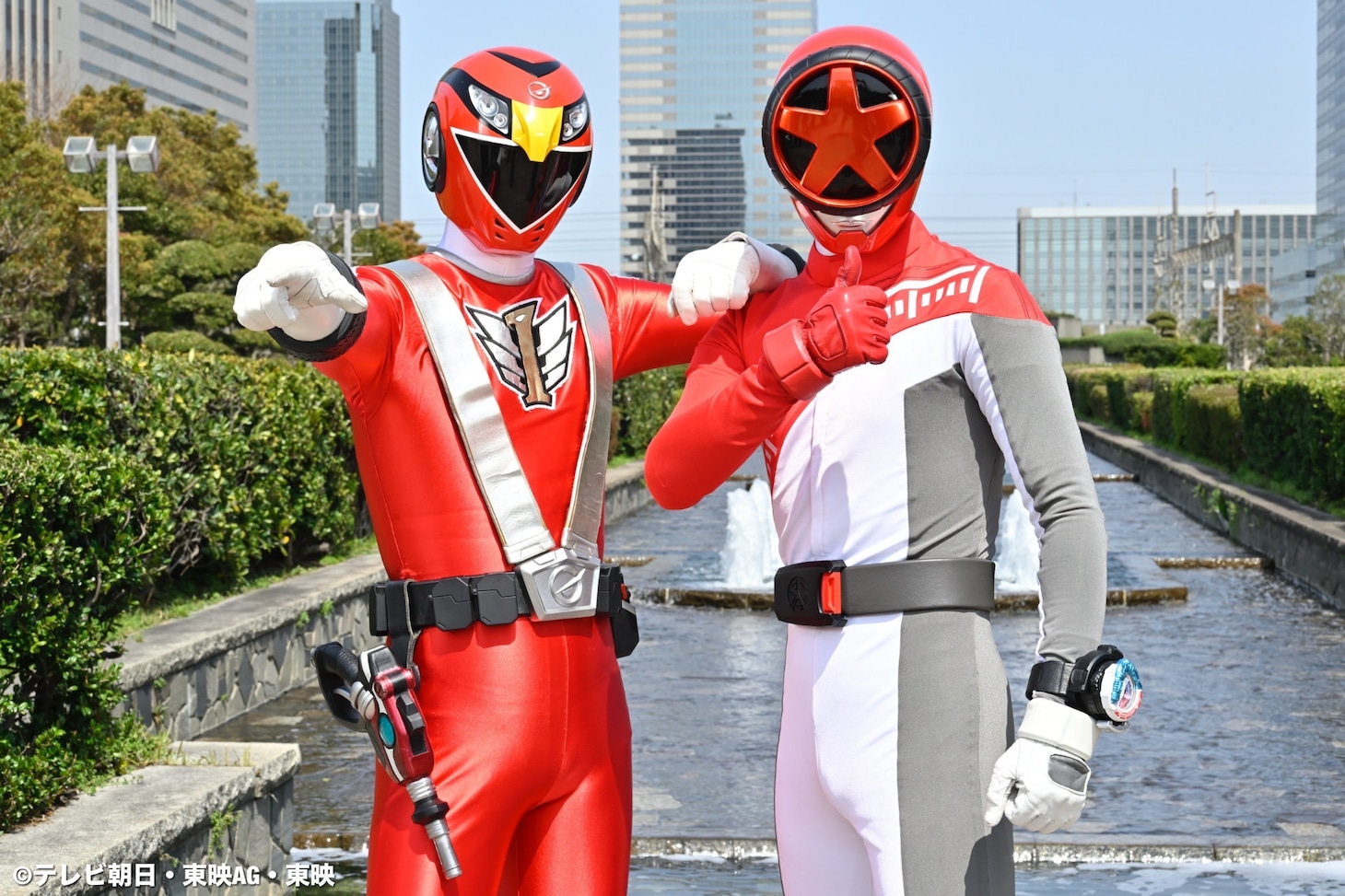 ゴーオンレッド（左）とブンレッド（右）。