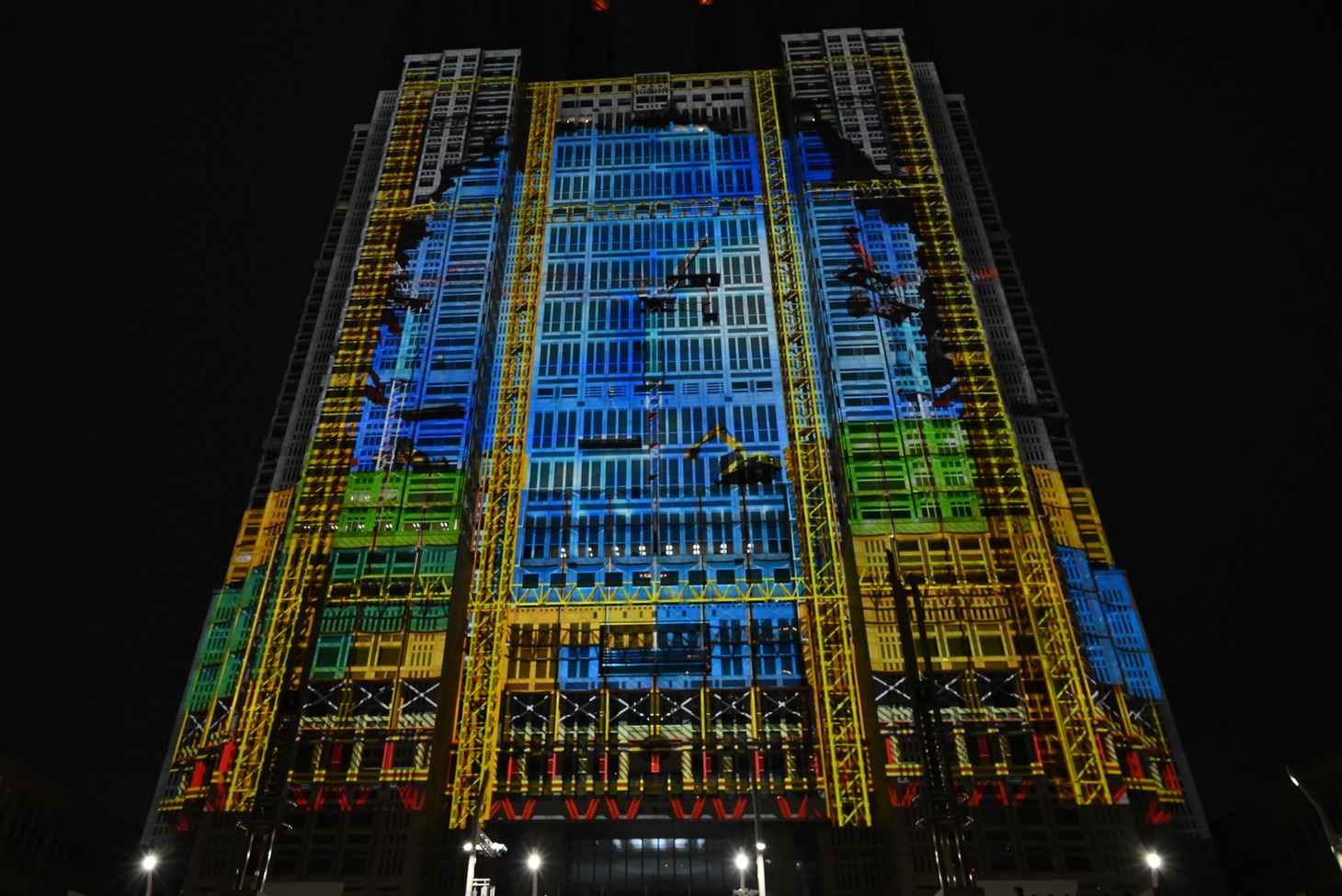 ゴジラに壊された庁舎をてきぱき修理するシーン。