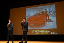 愛車を披露する長田庄平（中央）。