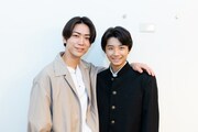 左から亀梨和也、羽村仁成。