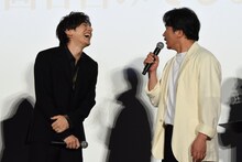 左から生田斗真、ヤン・イクチュン。