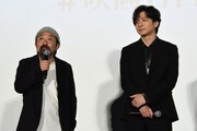左から山下敦弘、生田斗真。