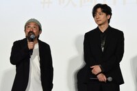 左から山下敦弘、生田斗真。