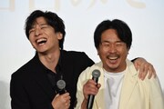 左から生田斗真、ヤン・イクチュン。
