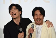 左から生田斗真、ヤン・イクチュン。