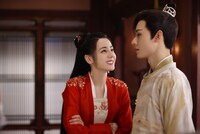 中国ドラマ「安楽伝」より、左からディリラバ（迪麗熱巴）演じる任安楽、ゴン・ジュン（龔俊）演じる韓燁。