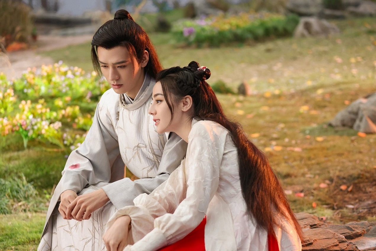 中国ドラマ「安楽伝」より、左からゴン・ジュン（龔俊）演じる韓燁、ディリラバ（迪麗熱巴）演じる任安楽。