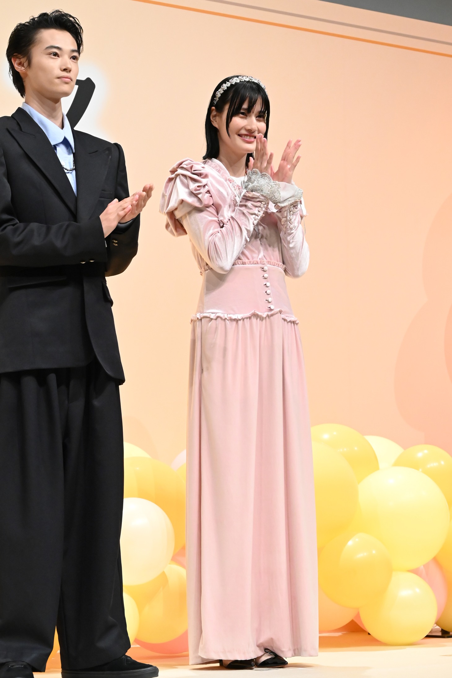 橋本愛（中央）