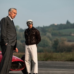 アダム・ドライバー、2時間以上のヘアメイク&徹底的な研究でF1界の帝王フェラーリに変身