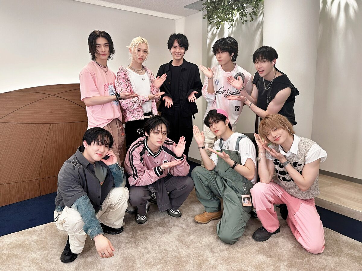 前列左からチャンビン、リノ、スンミン、アイエン。後列左から 