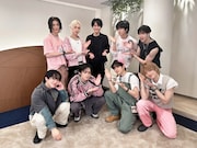前列左からチャンビン、リノ、スンミン、アイエン。後列左からヒョンジン、フィリックス、赤楚衛二、ハン、バンチャン。